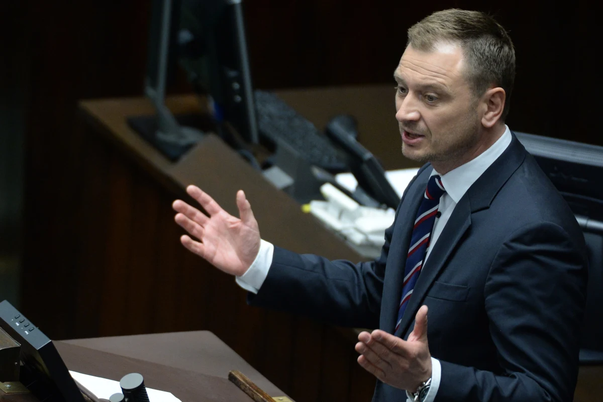 ​Prezydium Sejmu zdecydowało o obniżeniu uposażenia poselskiego posłowi PO Sławomirowi Nitrasowi o połowę na okres trzech miesięcy - poinformowało PAP Centrum Informacyjne Sejmu. Jeżeli PiS myśli, że przestraszy opozycję, to się myli - skomentował w Sejmie szef klubu PO Sławomir Neumann.