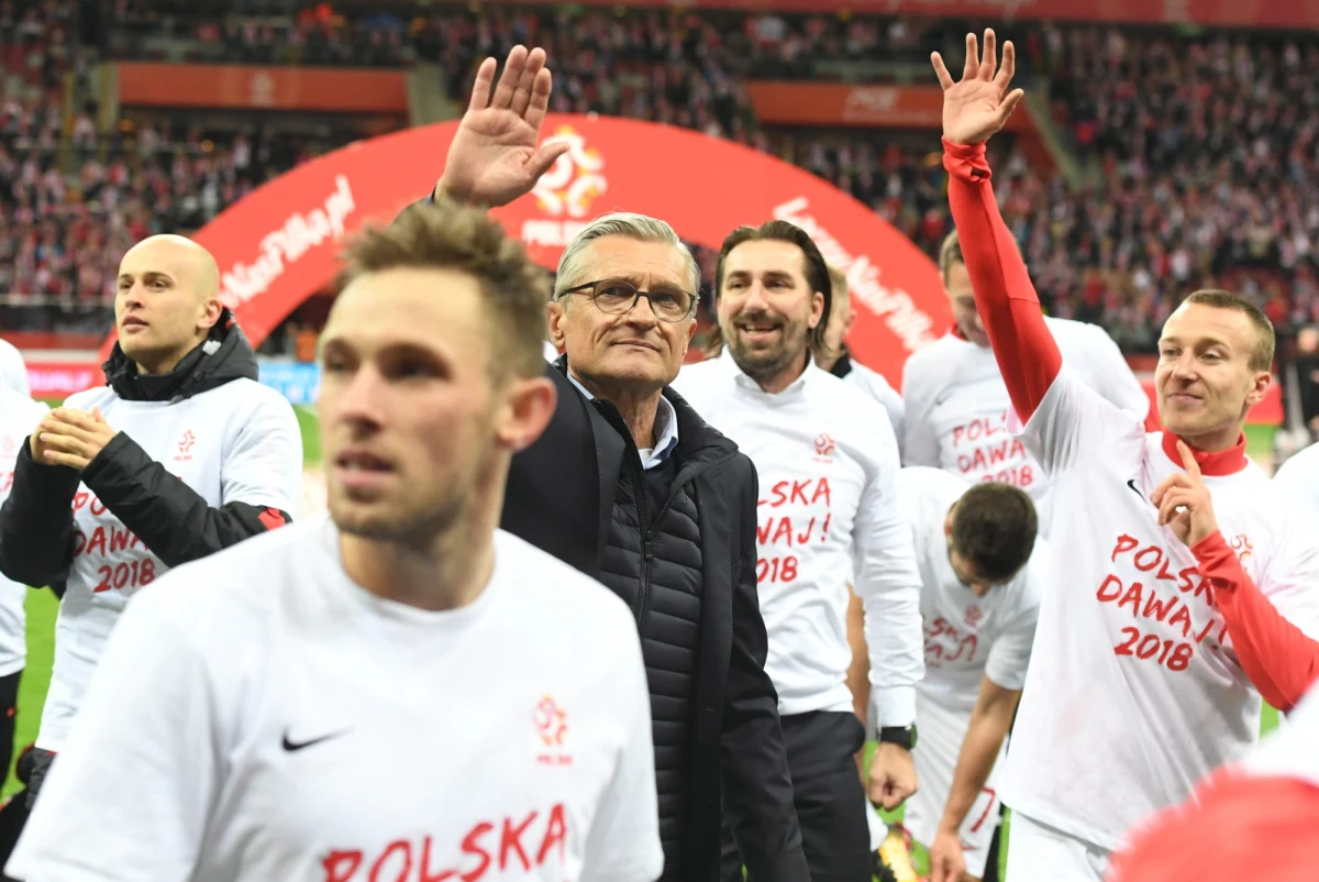 Bez niespodzianek w zagranicznych powołaniach Adama Nawałki. Selekcjoner powołał kadrę na dwa mecze towarzyskie z Urugwajem i Meksykiem. Na liście mamy 19 zawodników. Do reprezentacji wraca Artur Boruc, który ma zostać uroczyście pożegnany przez kibiców 10 listopada w Warszawie. W porównaniu do poprzedniego zgrupowania z drużyny wypadł Łukasz Teodorczyk.