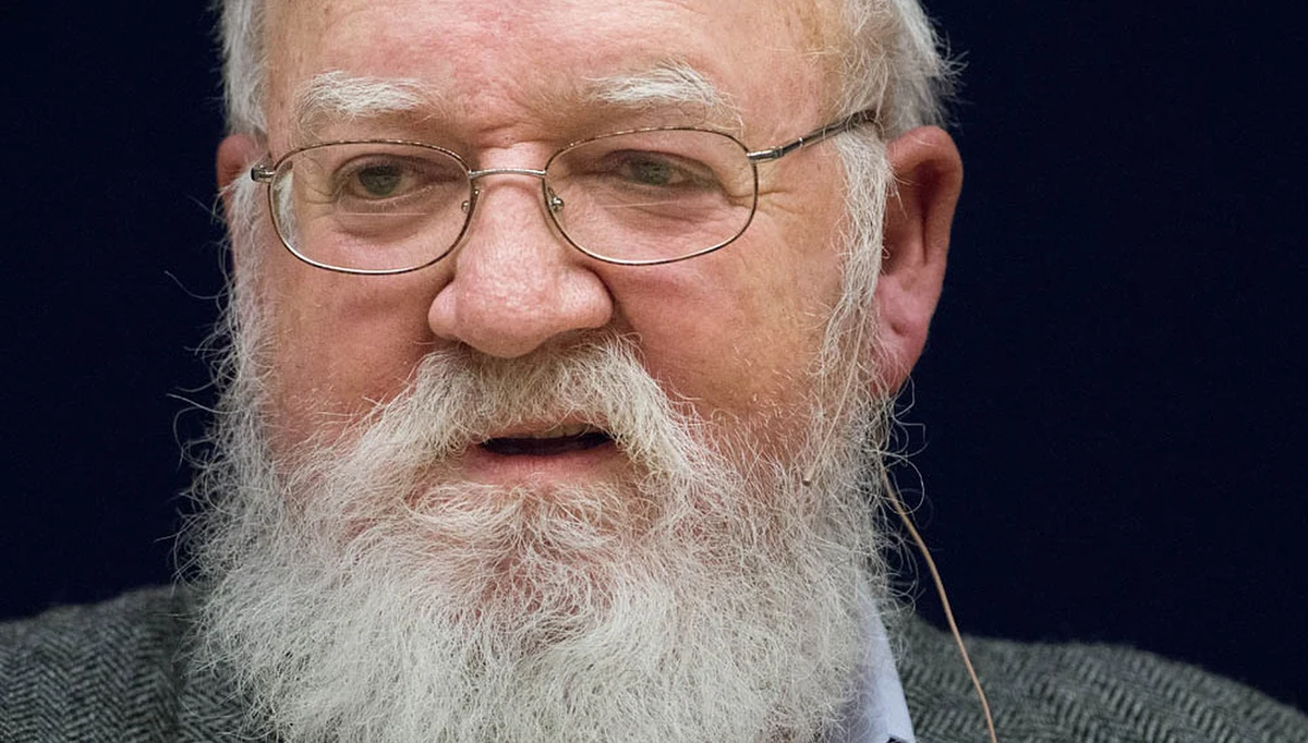 Sztuczna inteligencja nie powinna wiedzieć, że to my ją stworzyliśmy, nie powinniśmy też ryzykować i dawać jej wolnej woli - mówi w rozmowie z RMF FM prof. Daniel C. Dennett, amerykański filozof i kognitywista, zajmujący się m.in. ewolucją umysłu. Jego zdaniem robotom obdarzonym sztuczną inteligencją będziemy zlecać czynności, które my sami uznajemy za uciążliwe i nudne. Powinny być dla nas narzędziem, a nie kolegą. Dennett podziela obawy przed zagrożeniami, jakie może przynieść zbyt świadoma i samodzielna sztuczna inteligencja, ale jest przekonany, że w przewidywalnej przyszłości nie będziemy w stanie jej stworzyć. 