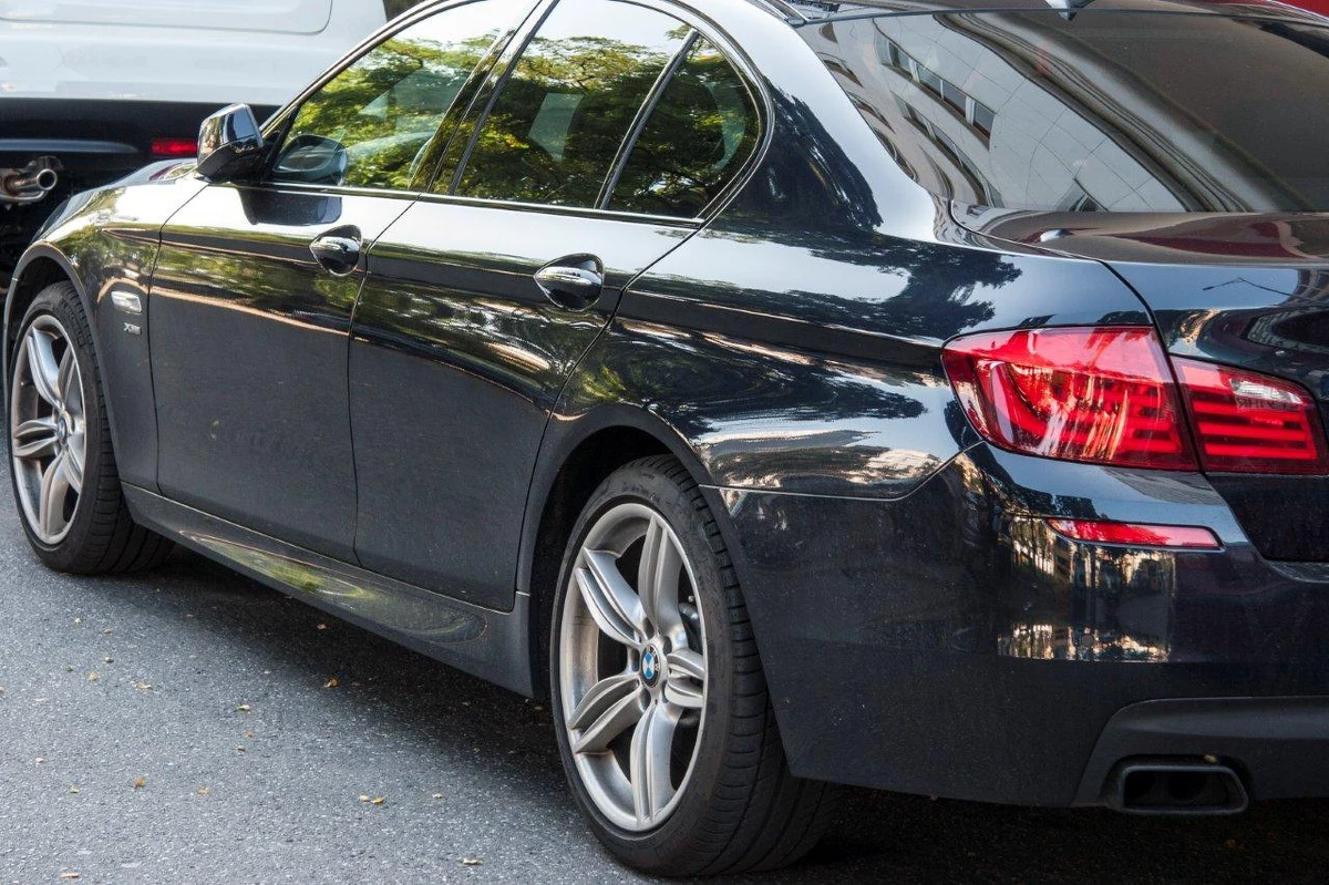 Jak ustawić fotel? Na jakiej wysokości powinna być kierownica? Co ma wpływ na komfort jazy? Zanim wyruszycie w trasę – obejrzyjcie ten film.  Radzi instruktor bezpiecznej jazdy Ireneusz Dancewicz. 
