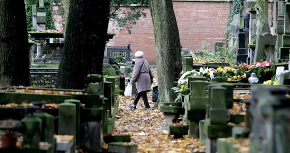 ​W dniach 28 - 30 października oraz w dniu Wszystkich Świętych, 1 listopada w pobliżu warszawskich nekropolii priorytet będzie miała komunikacja miejska, ulice przy cmentarzach zostaną wyłączone z ruchu, a w ich pobliżu powstaną parkingi.