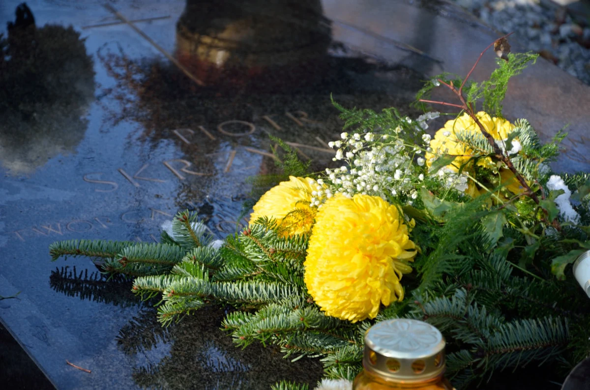  Sprawdź organizację ruchu samochodów w okolicy cmentarzy, w czasie Wszystkich Świętych oraz tuż przed 1 listopada. Warto zwrócić uwagę gdzie będzie można dojechać, a gdzie nie oraz na parkingi wyznaczone w okolicy metropolii.

