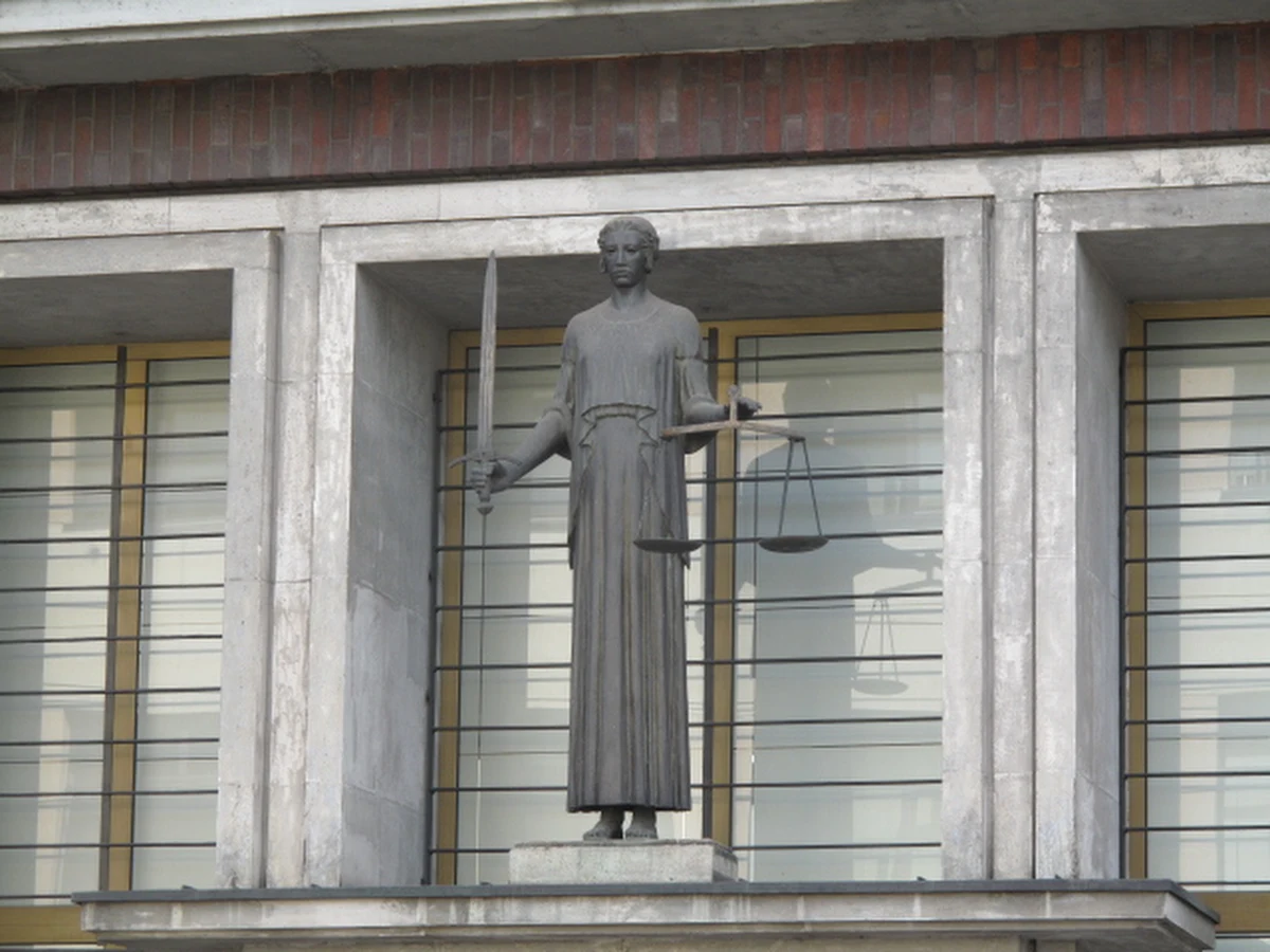 Bogini Sprawiedliwości powinna być bez skazy. A co, jeśli pod tym kątem rozpatrywać postępowanie kobiety-symbolu prawa w III RP? Czy zdaje ten test? Mój cykl poświęciłem pierwszej prezes Sądu Najwyższego oraz dwóm jej najzagorzalszym krytykom.    