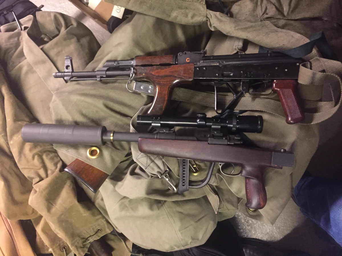 W położonym w południowej części zachodniego wybrzeża Norwegii dystrykcie Sunnmore w okręgu More og Rosmsdal policja skonfiskowała w prywatnym domu 250 do 300 sztuk broni palnej. Właściciel broni został aresztowany - podała norweska telewizja TV2.