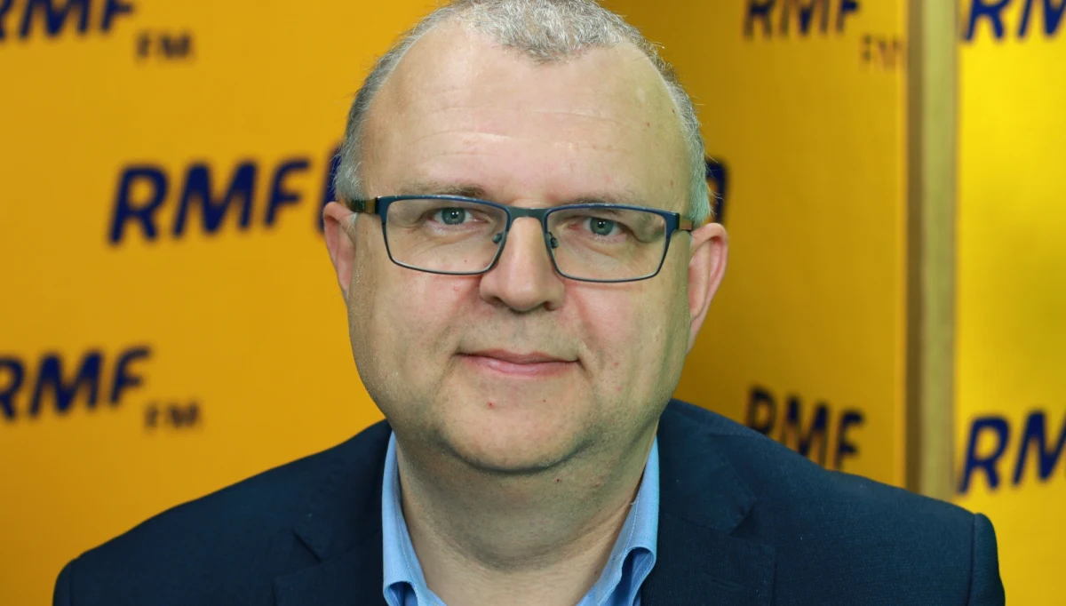 "Nieracjonalne jest analizowanie czegoś, co zależy od decyzji jednego człowieka, prezesa Jarosława Kaczyńskiego" – powiedział pytany o zapowiedzianą rekonstrukcję rządu Kazimierz Ujazdowski, dziś europoseł, kiedyś polityk związany z Prawem i Sprawiedliwością. "To zależy od decyzji jednego człowieka, od tego czy się zdecyduje być premierem czy też nie i dokona wyłącznie korekt w rządzie. To czysta psychologia" – kontynuował gość Popołudniowej rozmowy w RMF FM. "Ma (prezes PiS - red.) satysfakcję z niepewności. Jedną ze specyficznych cech rządów PiS jest to, iż panuje reguła niepewności" – stwierdził Kazimierz Ujazdowski. "Obecny układ jest totalnie nietransparentny. Właściwie Jarosław Kaczyński jest faktycznie premierem, w wielu sprawach określa politykę rządu, a nie ponosi za to odpowiedzialności" - powiedział nasz gość. "Ktoś, kto podejmuje kluczowe decyzje, nie ponosi za nie odpowiedzialności i polityka jest nietransparentna" - dodał europoseł - "Dawka tajności jest zbyt duża".