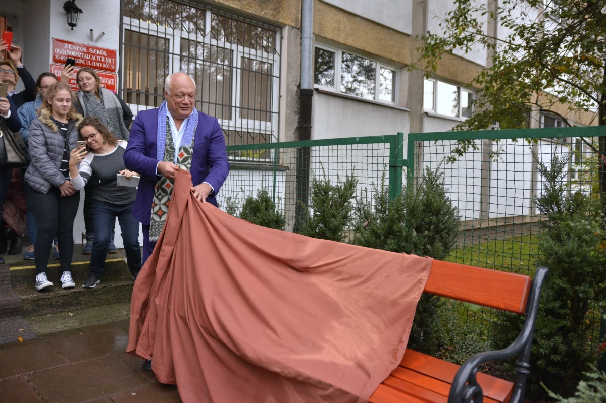 Pisarz i dramaturg Eric-Emmanuel Schmitt, autor "Oskara i pani Róży", od dziś ma w Krakowie swoją ławeczkę. Stanęła ona przed budynkiem Zespołu Szkół Ogólnokształcących nr 7. 
