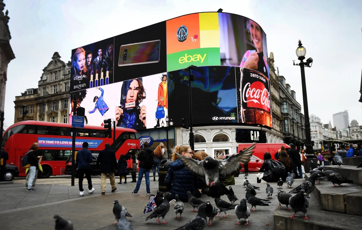 Brytyjski dziennik "Financial Times" opisał falę powrotów do kraju młodych polskich profesjonalistów, którzy studiowali i rozpoczynali swoje kariery w Wielkiej Brytanii. W tekście korespondenta "FT" Joshuy Chaffina przedstawiono historię czwórki Polaków, którzy w ostatnich miesiącach zdecydowali się powrócić do Polski po kilku latach emigracji.