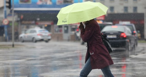 Pogoda na weekend nie zapowiada się obiecująco. Mieszkańcy całej Polski powinni pamiętać o parasolach, bo synoptycy zapowiadają intensywne opady deszczu, a na południu nawet deszczu ze śniegiem. Spodziewane są również obfite opady śniegu w Tatrach.