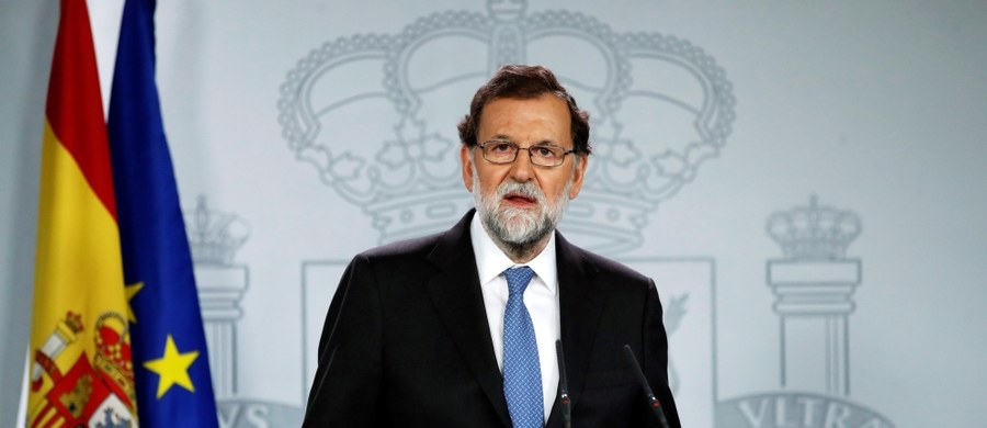 Premier Hiszpanii Mariano Rajoy oświadczył w piątek wieczorem, że postanowił odwołać rząd Katalonii i że rozwiązał kataloński parlament. Zapowiedział, że będzie dążył do uznania za nielegalną uchwalonej przez parlament kataloński rezolucji ws. niepodległości.
