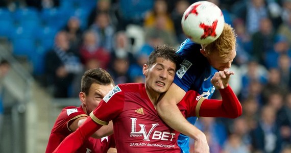 W meczu na szczycie piłkarskiej Ekstraklasy w ostatniej akcji meczu lider uratował 1 punkt na własnym stadionie. Lech Poznań zremisował 1:1 z krakowską Wisłą.
