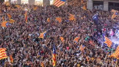 "Akt tchórzostwa", "próba zamachu stanu". Hiszpańskie media o decyzji władz Katalonii