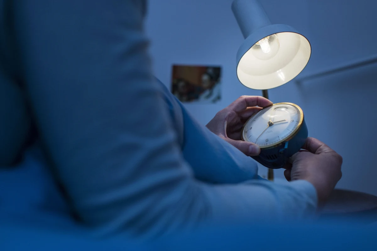 "Zmiana czasu nie wpływa na gospodarkę, a badania pokazują, że kraje, które zrezygnowały z tej zmiany nie zużywają więcej energii elektrycznej" - mówi prof. Michał Mackiewicz z Wydziału Ekonomiczno-Socjologicznego Uniwersytetu Łódzkiego. Jak dodaje, zmiana czasu 
została wymyślona w czasach, kiedy ludzie wstawali do pracy na 5 rano. "Chodziło o to, żeby jak najwcześniej zrobiło się jasno, żeby człowiek, który musi stanąć do maszyny, która może mu urwać rękę, albo zrobić inną krzywdę, był już przytomny, żeby już funkcjonowała na pełnych obrotach" - podkreśla. Czas z letniego na zimowy zmienimy w nocy z 28 na 29 października. W niedzielę cofniemy zegarki o godzinę – z godz. 3.00 na 2.00.