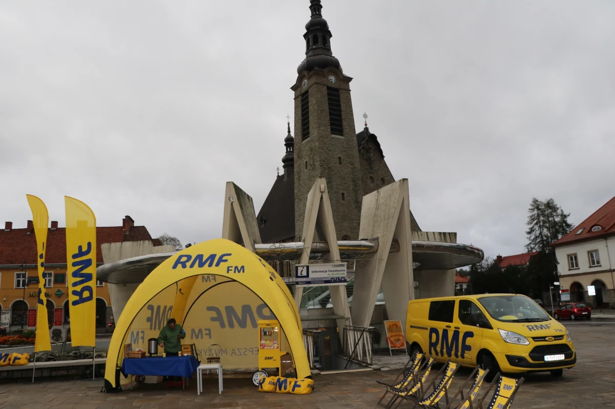 Kolejnym miastem na trasie dziennikarzy RMF FM w ramach naszego cyklu Twoje Miasto w Faktach RMF FM była Limanowa - prawdziwa perła Beskidu Wyspowego. Słynąca ze wspaniałych warunków do aktywnego wypoczynku, pięknych krajobrazów i zdrowych, regionalnych produktów i… najszybszego i chyba najgłośniejszego i najbardziej widowiskowego wyścigu samochodowego. Jest także „miastem zakochanych”, bo jego patronem jest święty Walenty.