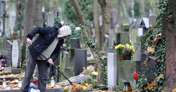 Z powodu prognozowanych wichur władze Poznania liczą się z koniecznością czasowego zamykania niektórych części największych poznańskich cmentarzy. "Taka decyzja może być podjęta ze względów bezpieczeństwa na czas silnego wiatru, jak i usuwania jego skutków" - ostrzegają urzędnicy. 