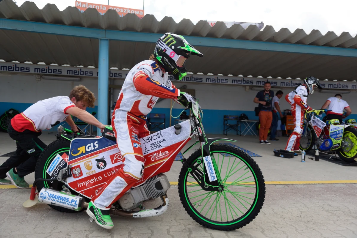 Patryk Dudek zdobył srebrny medal indywidualnych mistrzostw świata w jeździe na żużlu. Pierwszy w karierze tytuł zapewnił sobie Australijczyk Jason Doyle, który triumfował w ostatnich zawodach sezonu Grand Prix w Melbourne. Trzeci był Brytyjczyk Tai Woffinden.
Taka sama kolejność obowiązywała w klasyfikacji generalnej przed sobotnimi zawodami kończącymi sezon. Doyle potrzebował zaledwie ośmiu punktów, aby zdobyć tytuł. Mistrzostwo świata zapewnił sobie już w trzeciej serii, zgarniając komplet punktów w swoich trzech pierwszych biegach. Szczególnie widowiskowy był jego występ w 10. biegu, kiedy efektownie przesunął się z trzeciego miejsca na pierwsze, wjeżdżając pomiędzy dwóch rywali. Po zakończeniu zawodów w Melbourne powiększył przewagę nad Dudkiem do 18 punktów.
