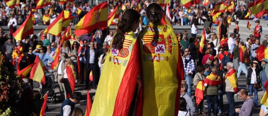 Rząd centralny w Madrycie podjął decyzję o zamknięciu zagranicznych przedstawicielstw Katalonii - podano w dzienniku urzędowym. Nazywane przez władze w Barcelonie "ambasadami" placówki działały w dziesięciu krajach świata.