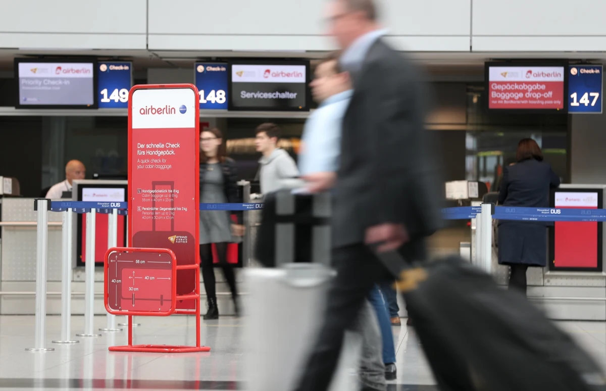 Brytyjskie linie lotnicze Easyjet przejmą 25 samolotów A320 niemieckiego przewoźnika Air Berlin, który ze względu na bankructwo zakończył w piątek działalność. Jak wcześniej ustalono, 81 maszyn należących do upadłych linii ma zasilić flotę Lufthansy.