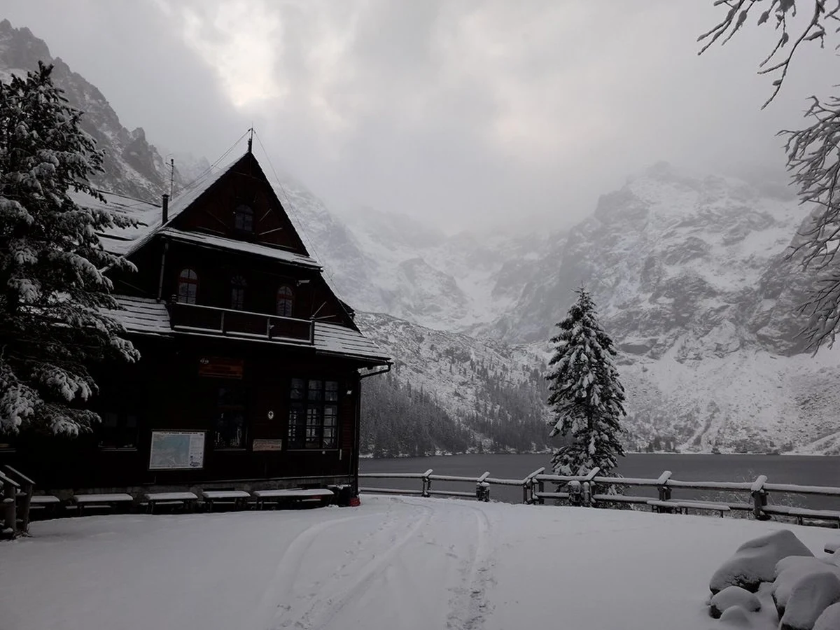 W Tatrach zaczyna się prawdziwa zima. Jak informuje nasz dziennikarz Maciej Pałahicki, nawet dojście do schroniska nad Morskim Okiem może być utrudnione z powodu leżącego na drodze śniegu. Tatrzański Park Narodowy apeluje do turystów, żeby rozważnie wybierali trasy wycieczek.