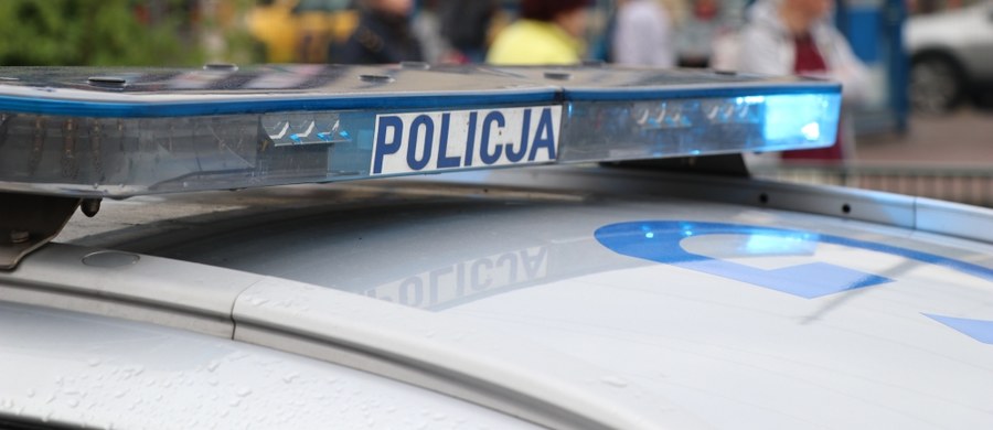 ​Na ul. Królewskiej w Milanówku mężczyzna zaatakował nożem 54-latka. Napastnik zbiegł z miejsca zdarzenia. Poszkodowany nie odniósł ran, które zagrażają jego życiu.