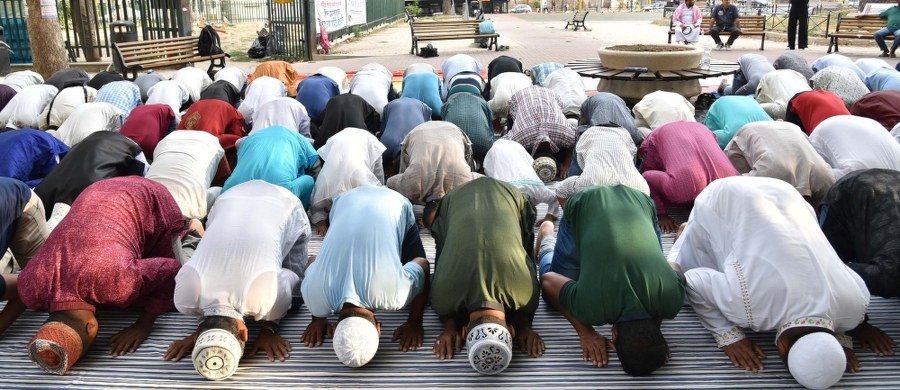 Więcej meczetów i muzułmańskich cmentarzy, uznanie przez państwo mięsa z uboju halal- to postulaty przedstawione władzom Włoch przez wspólnoty wyznawców islamu. Postanowiły one powołać Zgromadzenie Islamskie do prowadzenia rozmów z państwem.