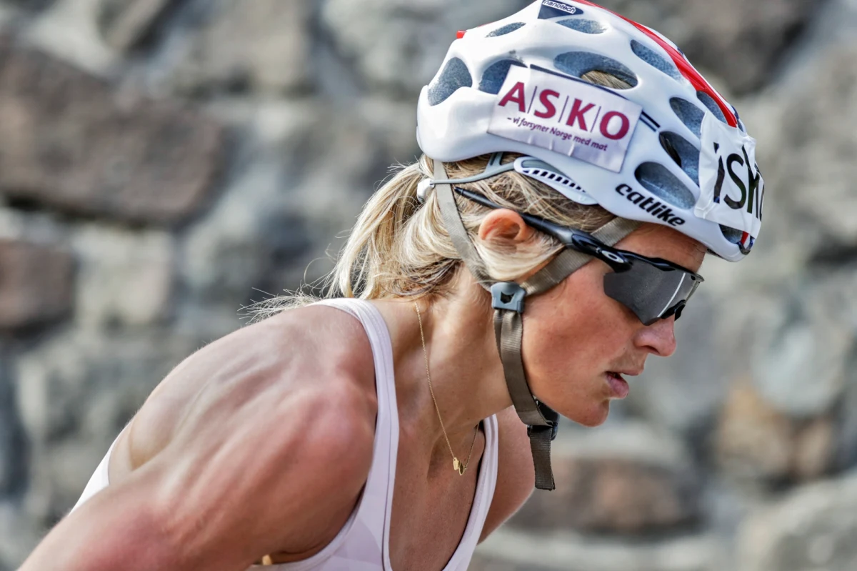 Norweska biegaczka narciarska Therese Johaug, mimo dyskwalifikacji za doping, zarabia najlepiej ze wszystkich norweskich gwiazd narciarstwa biegowego. Jej dochody są większe niż zarobki norweskiego szefa NATO Jensa Stoltenberga. 