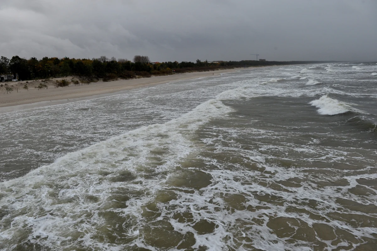 W woj. pomorskim porywy wiatru momentami osiągały 110 km/h. W Gdańsku zamknięte zostały wszystkie cmentarze, Park Oliwski a w Sopocie molo. Podnosi się poziom wody w Zatoce Gdańskiej. W gdańskim Porcie Północnym poziom wody osiągnął stan ostrzegawczy (550 cm), a prognozy mówią, że może być jeszcze wyższy. 