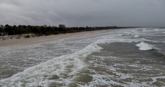 W woj. pomorskim porywy wiatru momentami osiągały 110 km/h. W Gdańsku zamknięte zostały wszystkie cmentarze, Park Oliwski a w Sopocie molo. Podnosi się poziom wody w Zatoce Gdańskiej. W gdańskim Porcie Północnym poziom wody osiągnął stan ostrzegawczy (550 cm), a prognozy mówią, że może być jeszcze wyższy. 