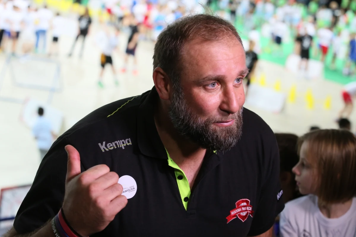 To będzie największa lekcja wychowania fizycznego w Polsce, a być może i na świecie! Już 16 listopada na warszawskim Torwarze odbędzie się Artur Siódmiak Camp. Były zawodnik reprezentacji Polski w piłce ręcznej już od 3 lat namawia dzieci do uprawiania sportu. Jak przyznaje w rozmowie z dziennikarzem RMF FM Pawłem Pawłowskim, jest w tym bardzo skuteczny. O tym jak zachęcić młodych ludzi do treningów i dlaczego warto uprawiać sport? Przeczytajcie rozmowę z Arturem Siódmiakiem. 