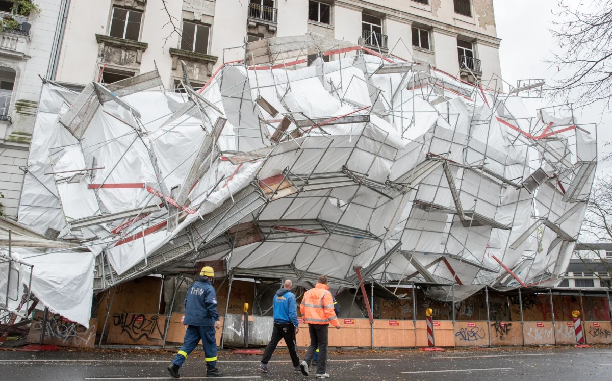 Burze połączone z silnym wiatrem szalały nad Niemcami. Wywołana przez porywisty wiatr fala powodziowa na Łabie spowodowała podtopienia w Hamburgu.Niemiecka kolej zawiesiła do odwołania kursowanie pociągów w północnej i centralnej części Niemiec. Decyzja dotyczy m.in. graniczących z Polską Saksonii i Meklemburgii-Pomorza Przedniego.