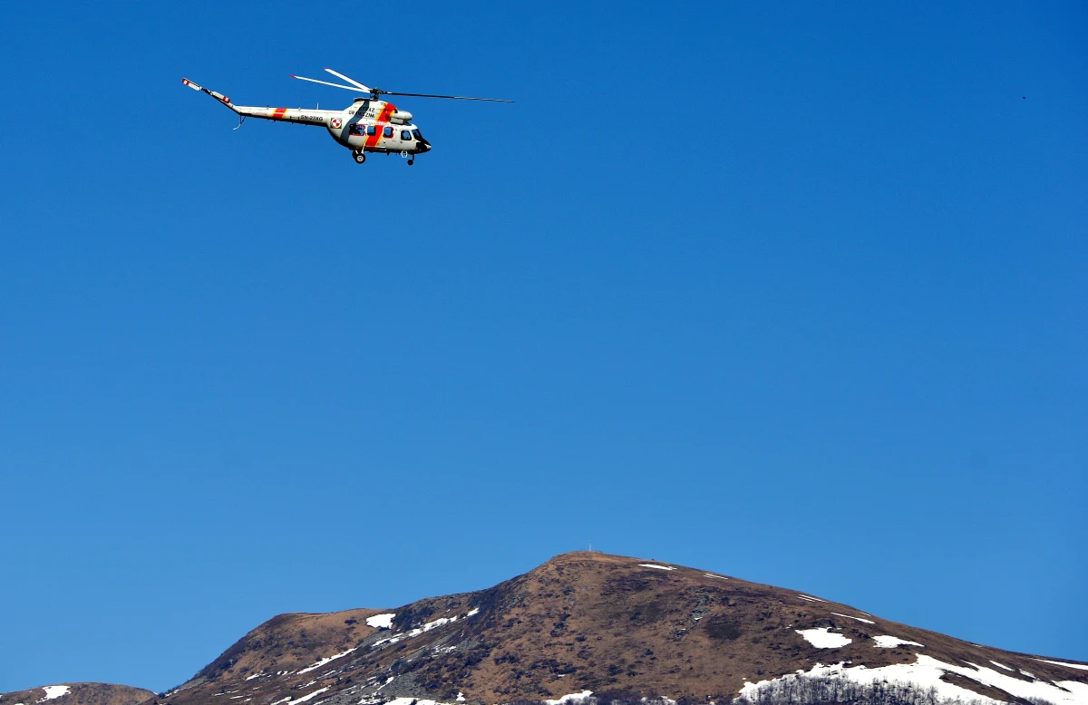 Ratownicy GOPR interweniowali na Babiej Górze. Przy huraganowym wietrze musieli sprowadzić ze szczytu osiem turystek. Jedna z nich źle się poczuła i trafiła do szpitala. 
