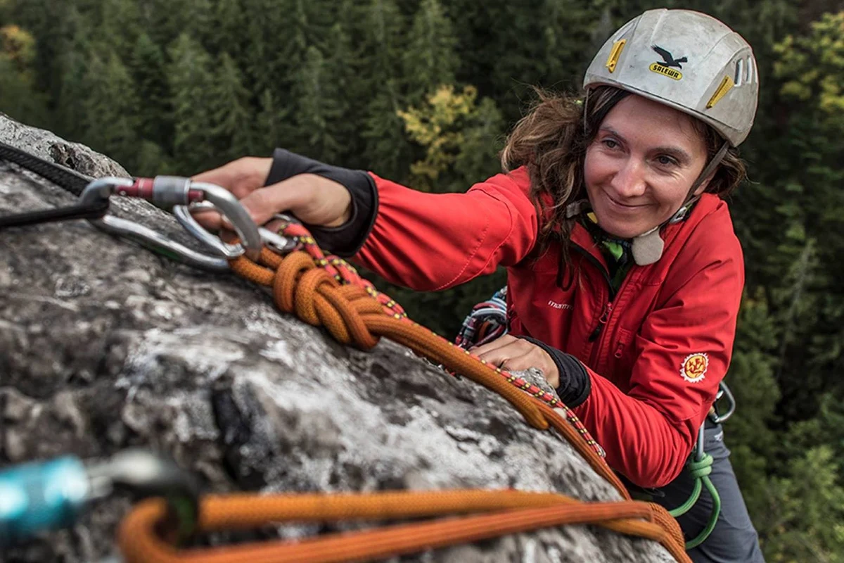 Lekarz anestezjolog Katarzyna Turzańska złożyła dziś w nocy przysięgę i stała się drugą kobietą w szeregach Tatrzańskiego Ochotniczego Pogotowia Ratunkowego. Jako kandydatka, przez ponad dwa lata przechodziła szkolenie i dyżurowała razem z kolegami - ratownikami.