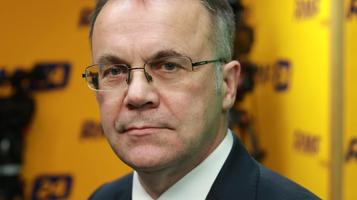 "Należy docelowo wprowadzić nowy model finansowania mediów publicznych" – oświadczył wiceminister kultury Jarosław Sellin, gość Porannej rozmowy w RMF FM. Dodał, że należy już odejść od abonamentu. "To opłata systemowo anachroniczna" – stwierdził. "Będziemy proponowali nową opłatę medialną" – dodał. "Ta wypowiedź (o sprowadzeniu pomnika papieża Jana Pawła II z Francji do Polski – red.) to gest pani premier. Miał wymiar deklaracji poparcia dla dzielnego burmistrza czy mera małego miasteczka bretońskiego, który walczy o utrzymanie normalnego pomnika najważniejszej postaci w historii Polski” – mówił nasz gość o wypowiedzi Beaty Szydło. Dodał też, że cieszy się z każdej inicjatywy, która pojawia się w związku z przyszłorocznymi obchodami stulecia niepodległości. W ten sposób wiceminister kultury skomentował propozycję resortu Antoniego Macierewicza zbudowania stu pomników-kolumn. 