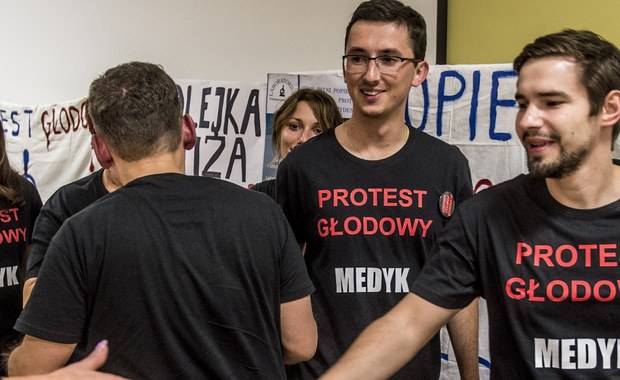 Medycy z Wojewódzkiego Szpitala Zespolonego w Płocku (Mazowieckie) zakończyli w niedzielę wieczorem głodówkę, prowadzoną od wtorku w ramach ogólnopolskiej akcji. Zapowiedzieli, że będą kontynuowali protest w innej formie, uzgodnionej w ramach Porozumienia Zawodów Medycznych.