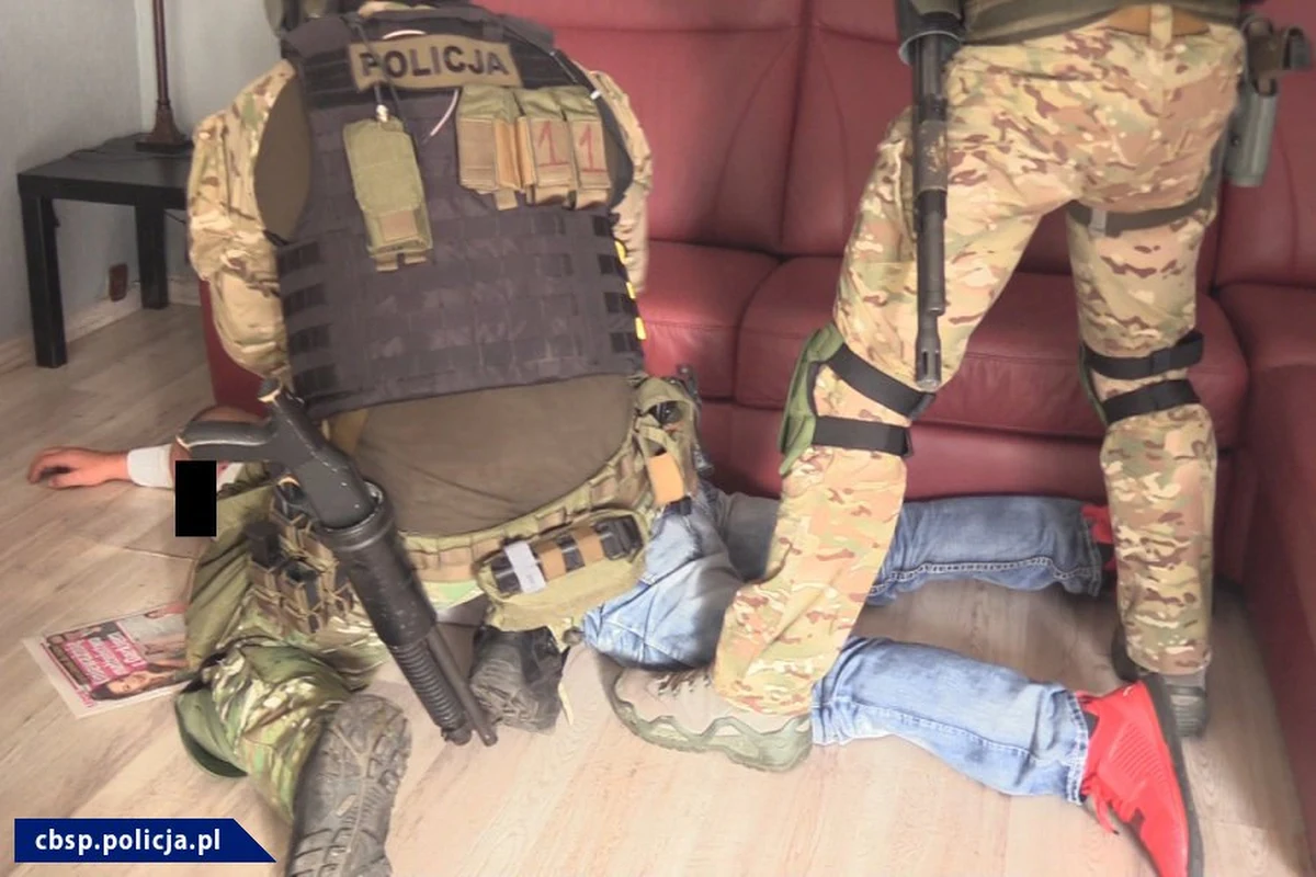 Policjanci z wrocławskiego Zarządu Centralnego Biura Śledczego Policji wspólnie z  funkcjonariuszami Śląskiego Oddziału Straży Granicznej rozbili zorganizowaną grupę przestępczą zajmującą się m.in. fałszowaniem dokumentów. W trzech województwach zatrzymano 18 osób w wieku od 27 do 59 lat. 