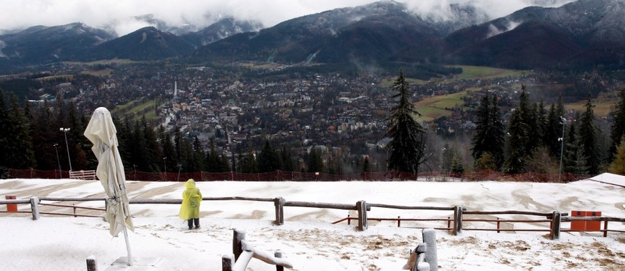 ​Obfite opady śniegu pogorszyły warunki na drogach na południu Małopolski. W Zakopanem spadło ok. 20 cm śniegu. Na Kasprowym Wierchu pokrywa śnieżna wynosi już 65 cm i śniegu ciągle przybywa.