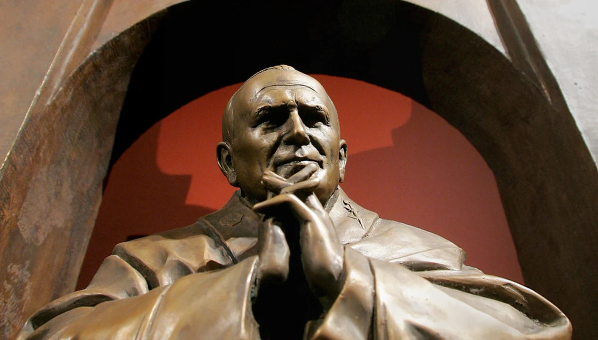 ​"Ocenzurowanie krzyża Jana Pawła II wywołuje coraz więcej kontrowersji", "Polski rząd chce ocalić pomnik" - tak francuska prasa komentuje propozycje premier Beaty Szydło, by przenieść do naszego kraju pomnik Jana Pawła II, z którego - na mocy decyzji francuskiej Rady Stanu - ma zostać usunięty krzyż.