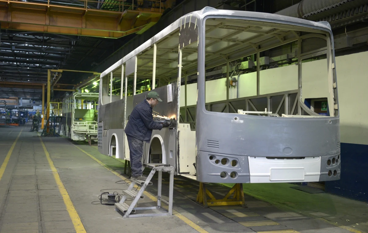 Autosan złożył ofertę w kolejnym przetargu na autobusy dla wojska - dowiedział się nieoficjalnie reporter RMF FM Krzysztof Zasada. W poprzednim postępowaniu fabryka z Sanoka spóźniła się ze złożeniem oferty o 20 minut, przez co nie wystartowała w przetargu. 