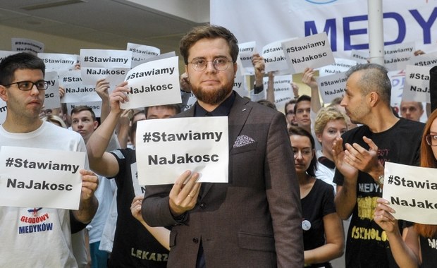 Lekarze rezydenci kończą trwający od 2 października protest głodowy. To jednak nie koniec ich walki. Planują kolejną fazę protestu, która będzie polegać na wypowiadaniu dodatkowych umów, na których są zatrudnieni.