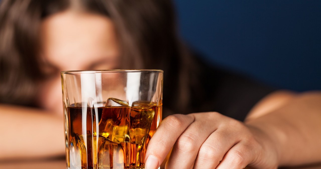 Duże badanie genetyczne przez dekadę śledzące 150 tys. osób potwierdziło bezpośredni związek przyczynowy między spożyciem alkoholu i rozwojem nowotworu, szczególnie przełyku, głowy i szyi. 