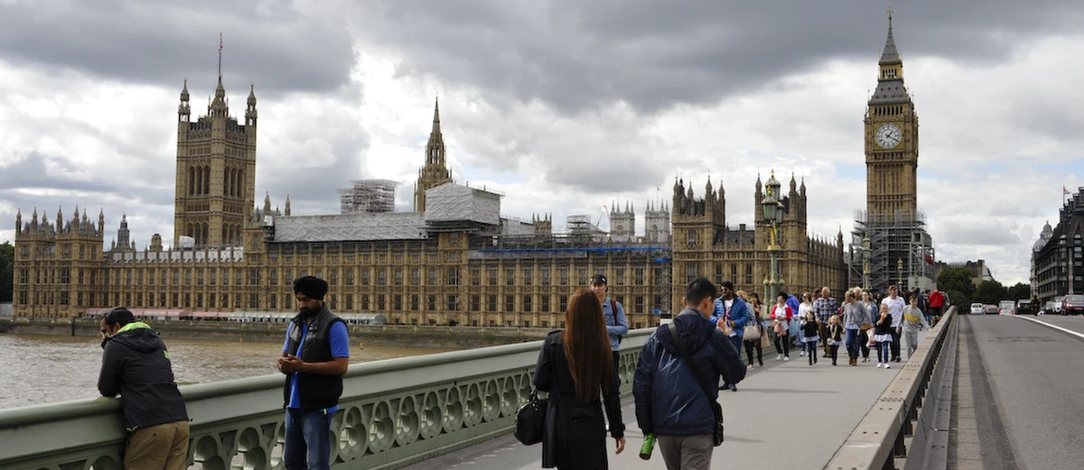Brytyjska premier Theresa May wszczęła dochodzenie w sprawie przypadków molestowania seksualnego w parlamencie. Media opisują zachowanie jednego z ministrów w resorcie handlu międzynarodowego. Mark Garnier miał wręczyć swojej sekretarce pieniądze i wysłać ją do sex shopu, by kupiła dwa wibratory. Kobieta odpowiedziała o zdarzeniu prasie i w parlamencie zawrzało. ​Mark Garnier miał też używać wobec swojej sekretarki niewyszukanych epitetów - donosi z Wysp nasz korespondent Bogdan Frymorgen. Jednocześnie były minister ds. pracy i świadczeń społecznych Stephen Crabb przyznał się do sextingu z 19-letnią dziewczyną, która ubiegała się o pracę w jego biurze. Blisko 40 posłów Partii Konserwatywnej ma być podejrzewanych o możliwość niewłaściwego zachowania i molestowania seksualnego współpracowników.