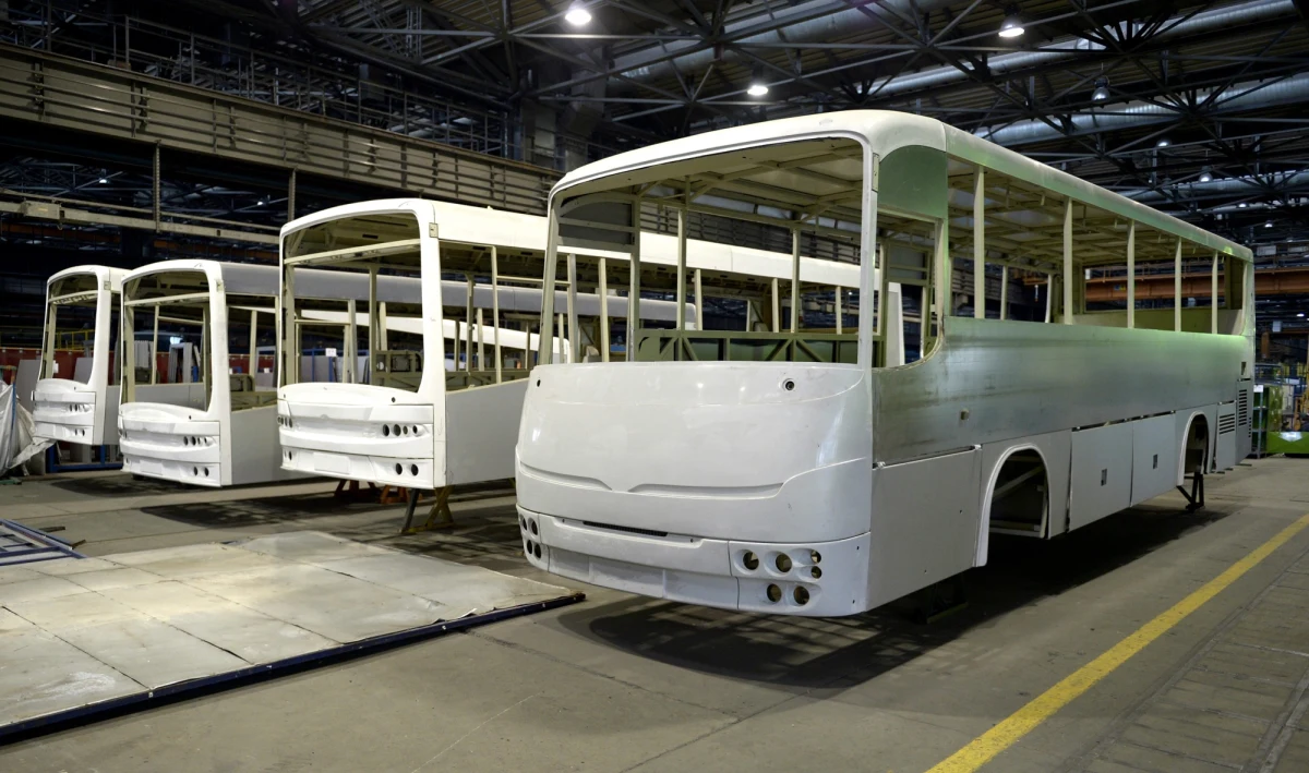 Oferta Autosanu w przetargu na autokary dla polskiego wojska jest tańsza od konkurencyjnej oferty złożonej przez niemiecką firmę MAN. Potwierdziły się nieoficjalne informacje reportera RMF FM Krzysztofa Zasady, że właśnie te dwa podmioty będą walczyć o wojskowe zamówienie na 28 pojazdów.