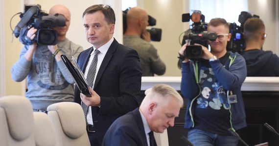 Krajowa Rada Sądownictwa postanowiła nie powoływać asesorów sądowych z listy przesłanej przez ministra sprawiedliwości. Wobec wszystkich 265 kandydatów wyrażono skuteczny sprzeciw - poinformował w poniedziałkowy wieczór rzecznik prasowy KRS sędzia Waldemar Żurek. Decyzję Rady skomentował już Zbigniew Ziobro. Jak stwierdził: "KRS stanęła wbrew interesom całego polskiego społeczeństwa".