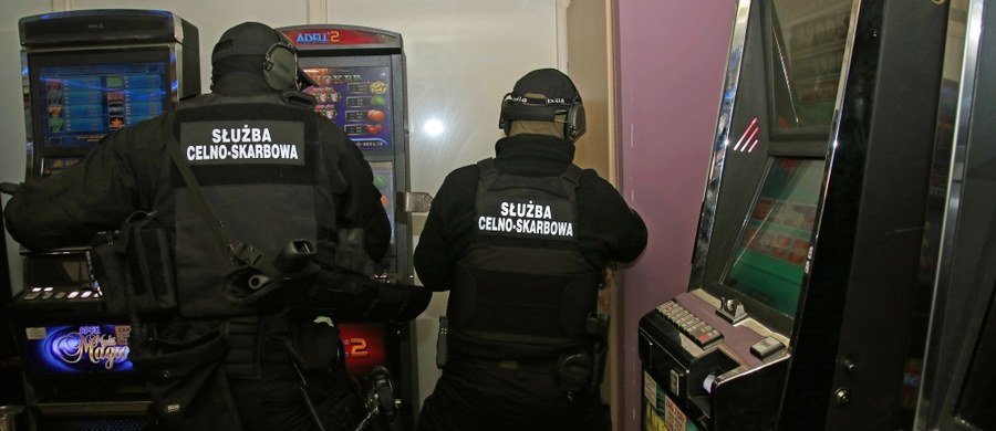 Mazowieccy funkcjonariusze Izby Administracji Skarbowej ujawnili 39 nielegalnych automatów do gier, których wartość rynkowa wynosi 468 tysięcy złotych. Za nielegalną działalność grożą wysokie kary.