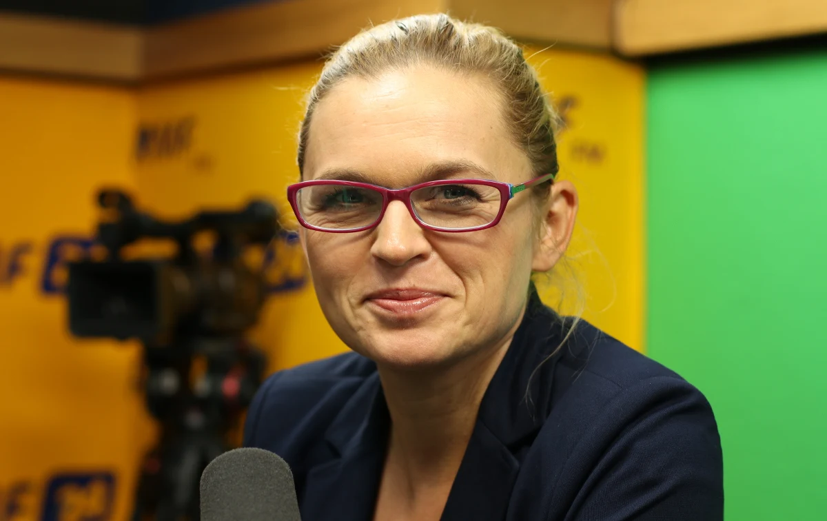 "Z perspektywy Polski jest to kompletnie obojętne, czy Beata Szydło jest, czy nie jest premierem" – stwierdziła Barbara Nowacka, gość Porannej rozmowy w RMF FM. "Praktyka pokazała, że Beata Szydło nie pełni funkcji premiera, tylko jest życzliwie nazywana premierem" – dodała - "Nie podejmuje żadnych decyzji". Według polityk z Inicjatywy Polskiej-Ratujmy Kobiety, pozytywem jest to, że polskie dzieci dziś wiedzą, że kobieta może być premierem. "Niestety wiedzą też, że będąc premierem można nie robić nic, albo niewiele, albo bywać wyłącznie na mszach" – ubolewała Nowacka. "Cała ta rekonstrukcja to wielka ściema" – podsumowała zapowiadane zmiany w rządzie. 