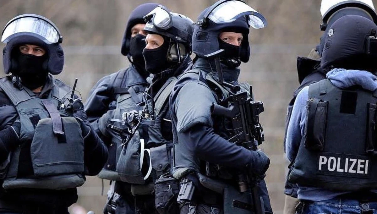 19-letni Syryjczyk zatrzymany nad ranem w Niemczech. Tamtejsza prokuratura poinformowała, że mężczyzna szykował zamach terrorystyczny. Zaczął już gromadzić elementy i chemikalia, z których chciał skonstruować bombę. Planował zabić jak najwięcej ludzi - podano w komunikacie.