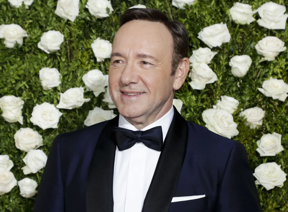 Kevin Spacey opisał kiedyś w jednym z wywiadów swojego ojca jako "normalnego faceta z klasy średniej, zakochanego w Anglii". Jednak brat aktora Randall rysuje wręcz przeciwny obraz ich taty. Nazywa go sadystycznym neonazistą, który przez całe dzieciństwo wykorzystywał go seksualnie. Wczoraj Spacey przepraszał za swoje zachowanie sprzed ponad 30 lat, po tym jak 14-letni wówczas kolega z planu filmowego oskarżył go o próbę uwiedzenia. Spacey przyznał też, że "wybrał życie geja".