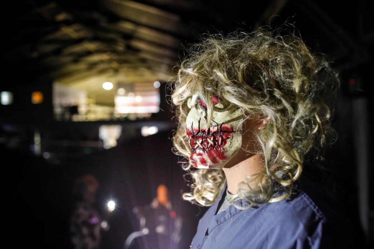 "Halloween jest obce tradycji chrześcijańskiej. Moda na świętowanie Halloween przyszła do nas z Zachodu i stała się popularna, ponieważ zapełniła pewną pustkę" - stwierdził w rozmowie z PAP metropolita warszawski ks. kard. Kazimierz Nycz. "Mamy od wieków trwającą tradycję kultu świętych i modlitwy za zmarłych. Musieliśmy coś zaniedbać w przeżywaniu tych dwóch świątecznych dni, skoro tak łatwo zaakceptowaliśmy święto, które jest niechrześcijańskie" - dodał.