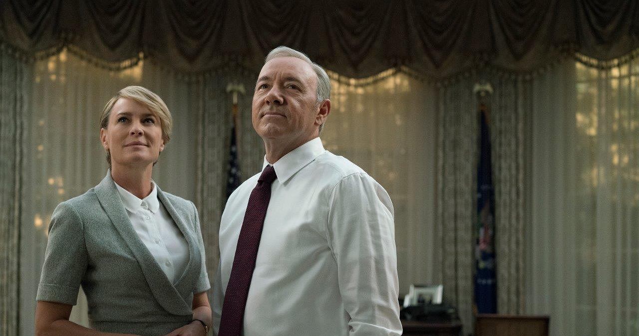 Twórcy "House of Cards" ogłosili, że przyszłoroczny szósty sezon popularnego serialu będzie jego ostatnim. Stało się to zaledwie dzień po tym, jak gwiazda produkcji Kevin Spacey został oskarżony o molestowanie seksualne.