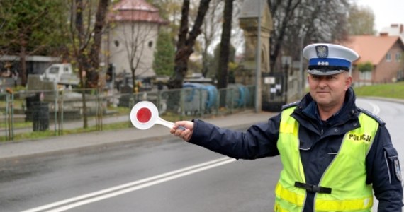 1 listopada zmieniona zostanie organizacja ruchu przy gdańskich cmentarzach komunalnych. Zmiany obowiązywać będą od godziny 06.00 do 20.00. Podobnie jak w latach poprzednich obowiązywał będzie całkowity zakaz wjazdu na Cmentarz Łostowicki oraz Cmentarz Centralny Srebrzysko.