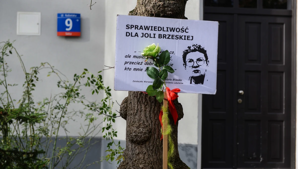 Komisja weryfikacyjna do spraw warszawskiej reprywatyzacji rozpoczęła rozprawę w sprawie kamienicy przy Nabielaka 9. To symbol reprywatyzacji, bo pod tym adresem mieszkała obrończyni praw lokatorów Jolanta Brzeska, która zginęła w 2011 roku w niewyjaśnionych okolicznościach. Dowody wskazują na zabójstwo.